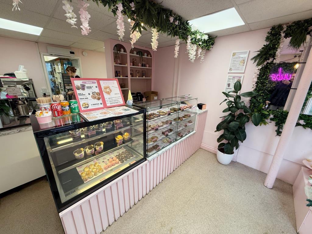 Lot: 78 - TOWN CENTRE COMMERCIAL INVESTMENT - Sale counter area in the cafe